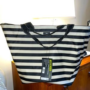 Scout Weekender tote NWT in black and white